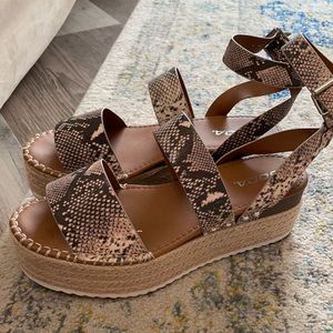 Soda Bryce snakeskin espadrille wedges size 10